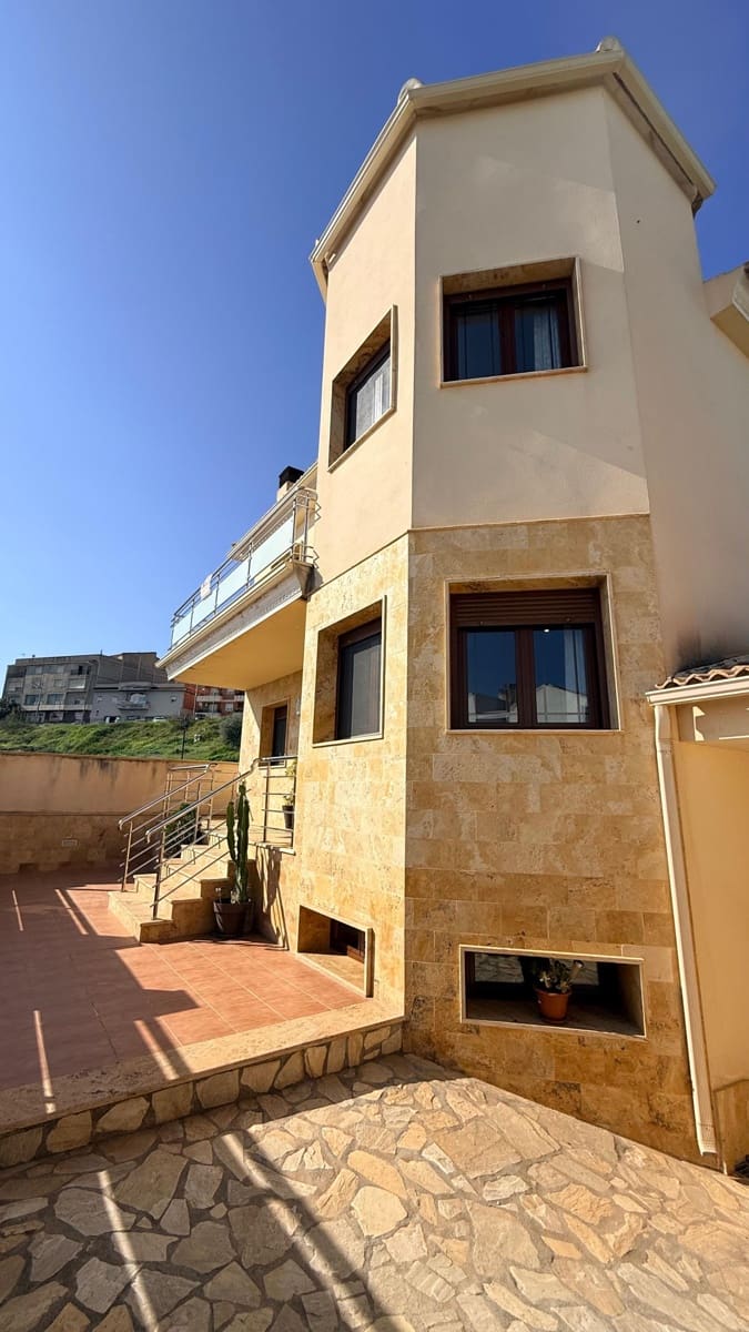 5 bedroom Villa for sale in Olula del Rio with garage - € 299,990 (Ref: 9719674)