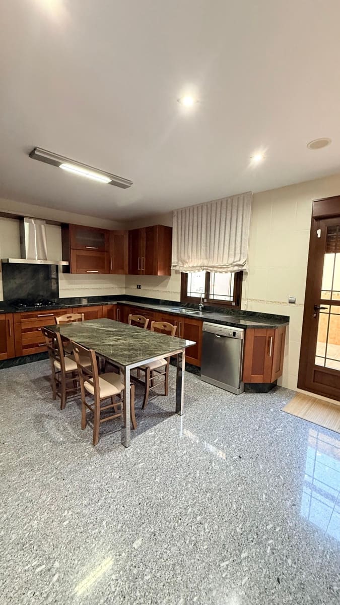 5 bedroom Villa for sale in Olula del Rio with garage - € 299,990 (Ref: 9719674)