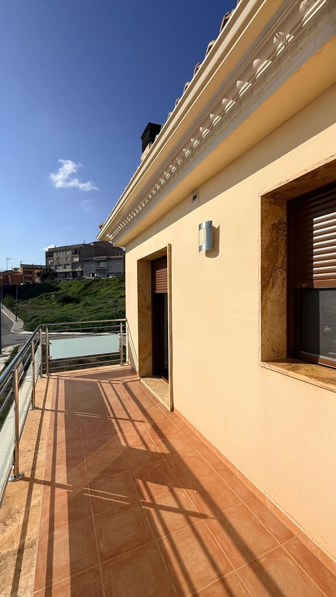 5 bedroom Villa for sale in Olula del Rio with garage - € 299,990 (Ref: 9719674)