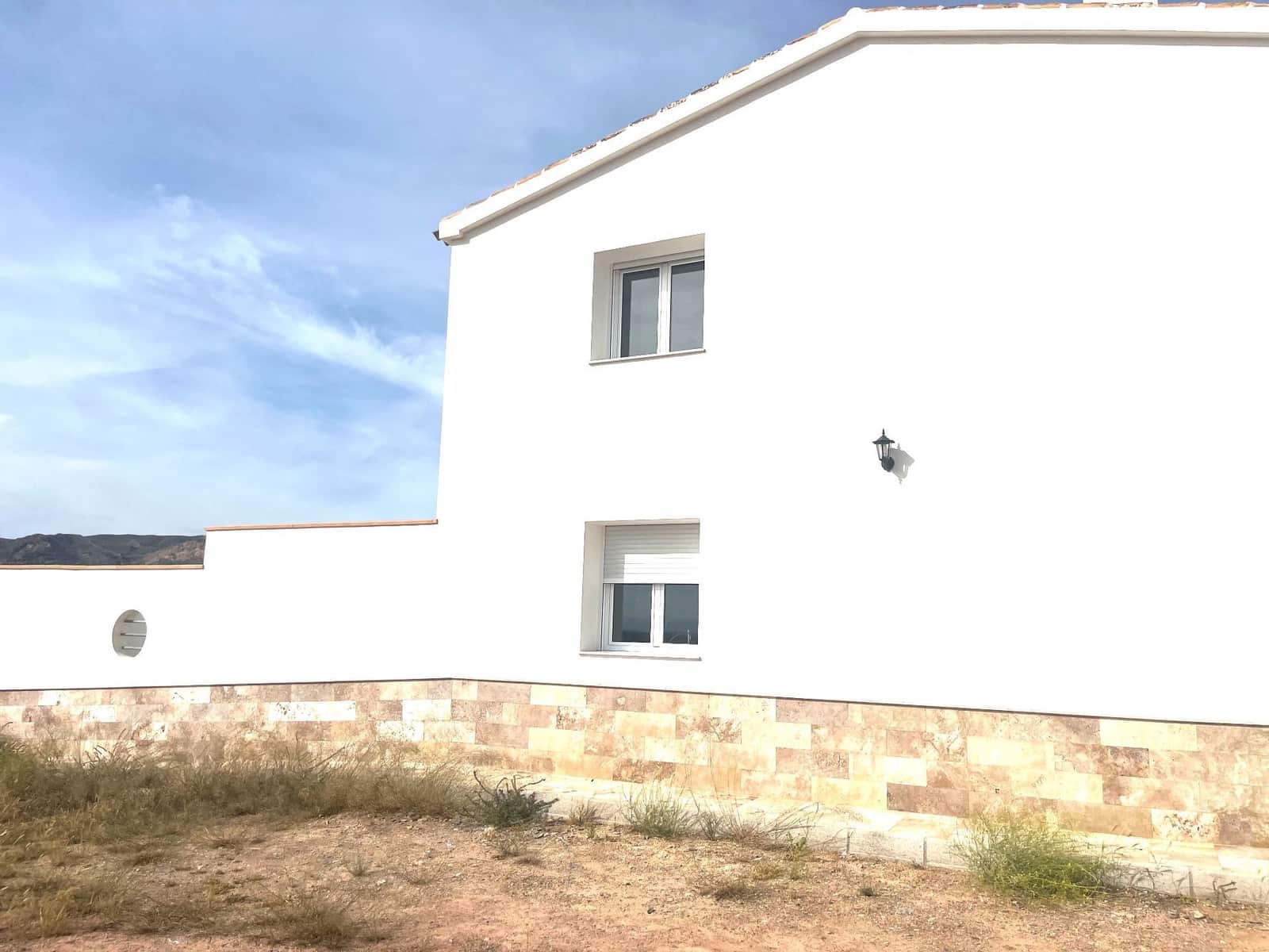 4 bedroom Villa for rent in La Aljambra with pool - € 1,200 (Ref: 9877983)