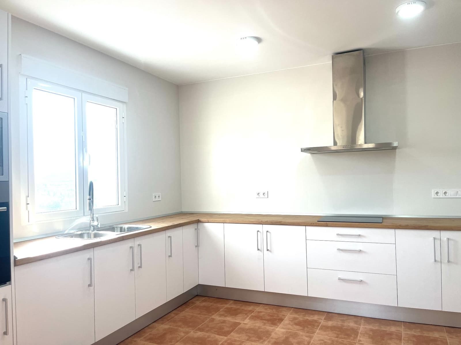 4 bedroom Villa for rent in La Aljambra with pool - € 1,200 (Ref: 9877983)