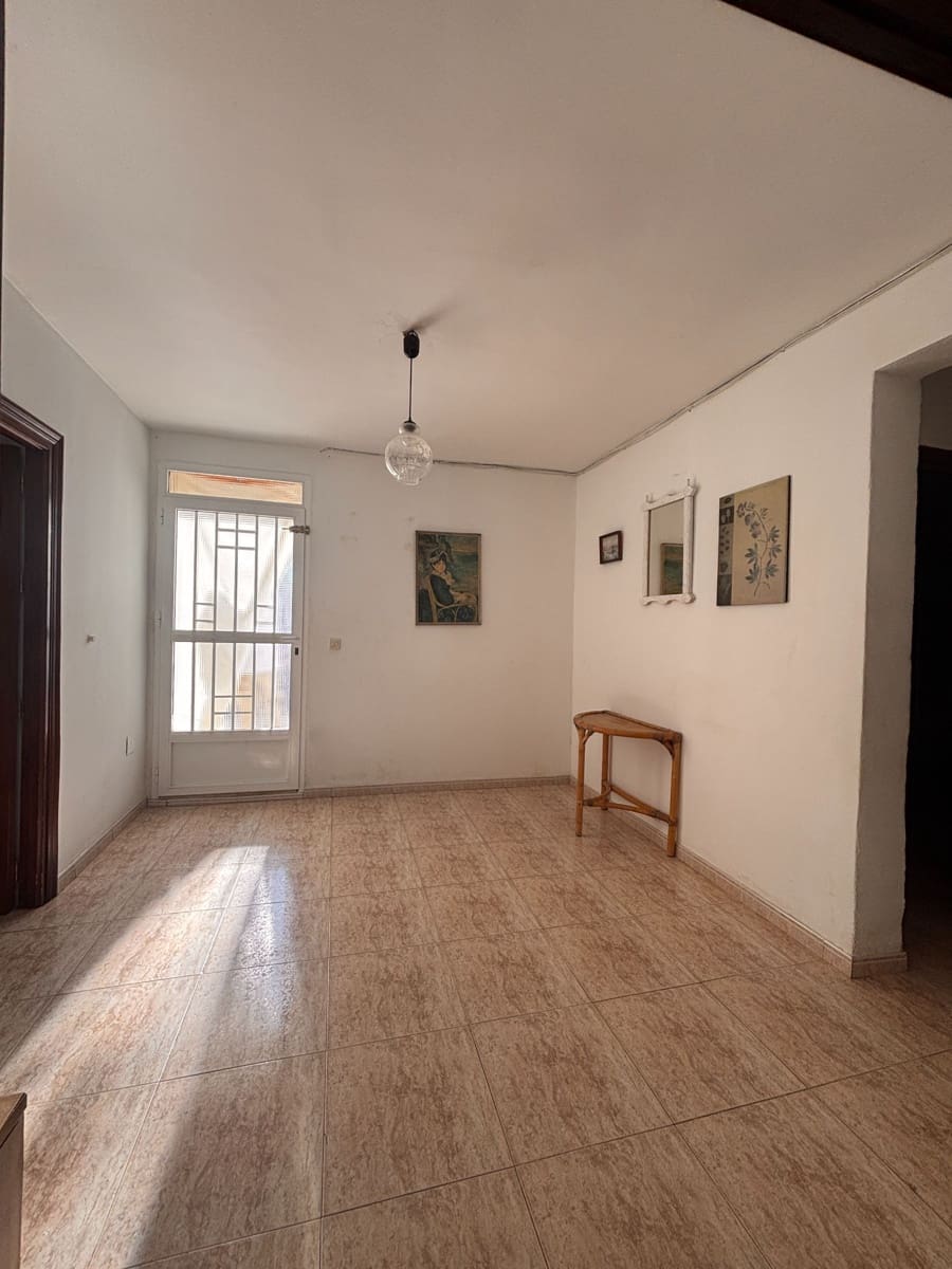 3 slaapkamer Flat te huur in Taberno - € 500 (Ref: 9893770)