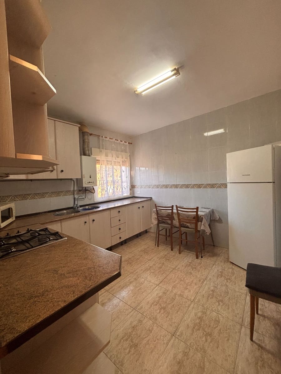 3 slaapkamer Flat te huur in Taberno - € 500 (Ref: 9893770)
