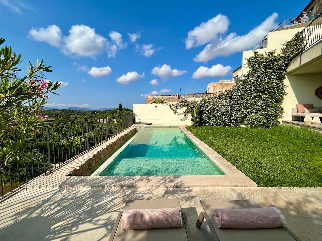 3 soveværelse Villa til salg i Llubi med swimmingpool - € 1.450.000 (Ref: 7630260)