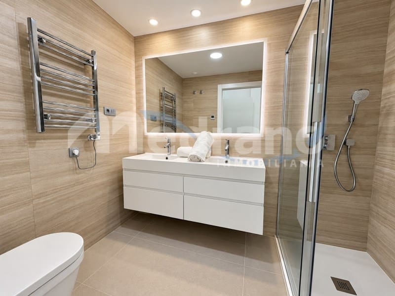 2 bedroom Flat for rent in Benidorm with pool garage - € 3,000 (Ref: 10130276)