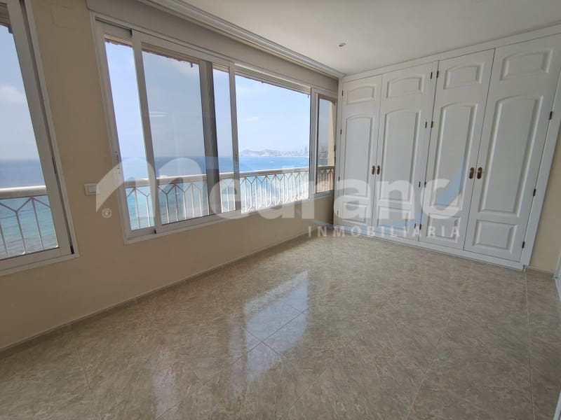 Piso de 2 habitaciones en Benidorm en venta con piscina garaje - 465.000 € (Ref: 10130278)