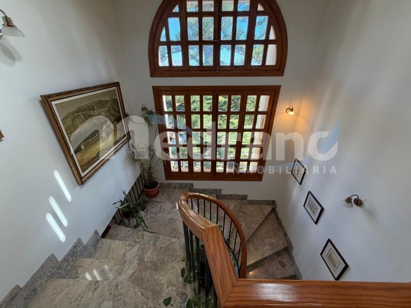 5 bedroom Villa for sale in Altea with pool garage - € 1,990,000 (Ref: 10131401)