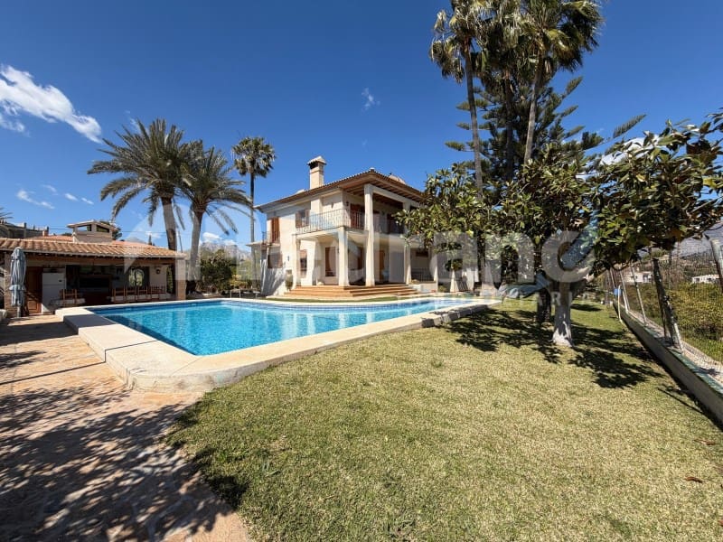 5 bedroom Villa for sale in Altea with pool garage - € 1,990,000 (Ref: 10131401)