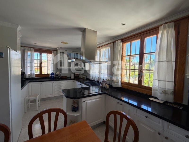 5 bedroom Villa for sale in Altea with pool garage - € 1,990,000 (Ref: 10131401)