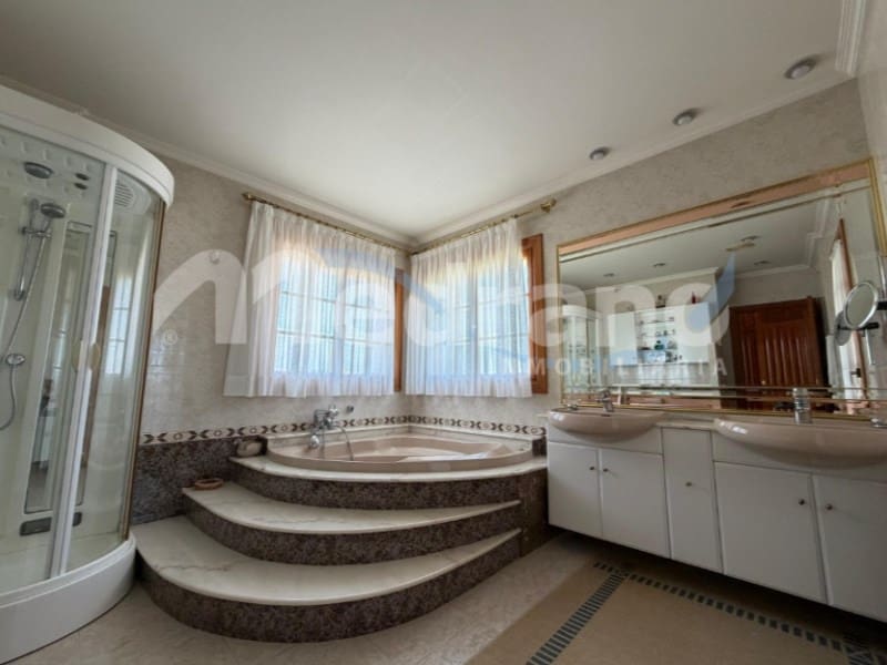 5 bedroom Villa for sale in Altea with pool garage - € 1,990,000 (Ref: 10131401)