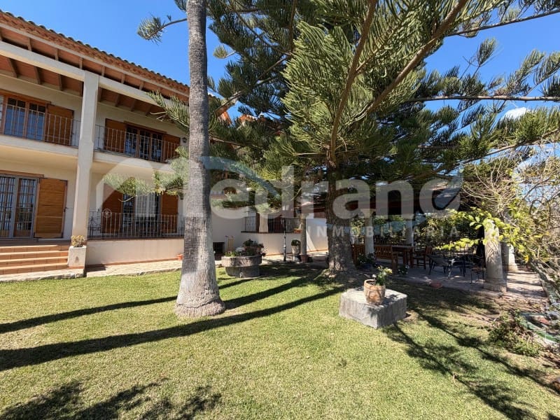 5 bedroom Villa for sale in Altea with pool garage - € 1,990,000 (Ref: 10131401)