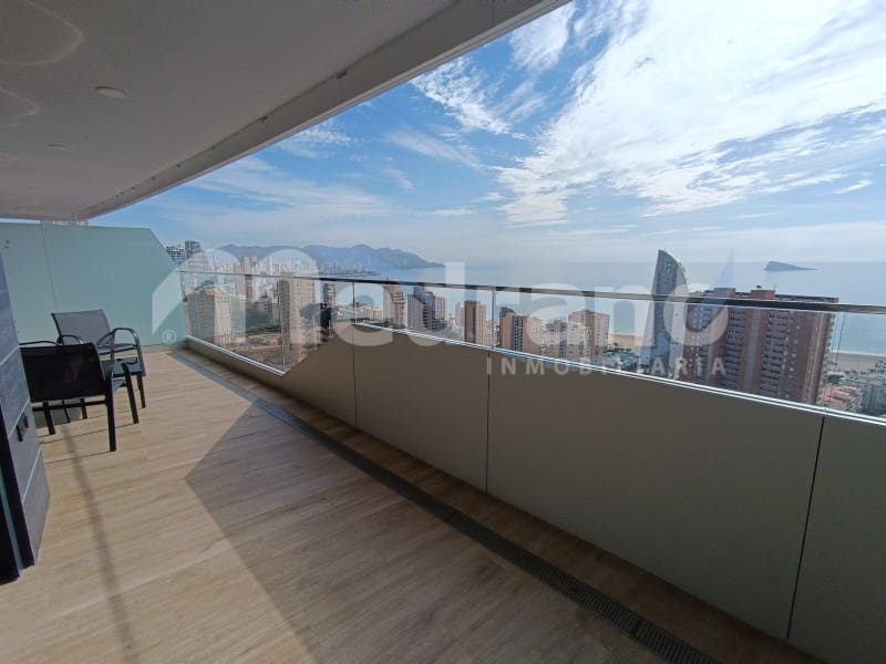 Piso de 2 habitaciones en Benidorm en alquiler con piscina garaje - 2.000 € (Ref: 8017049)