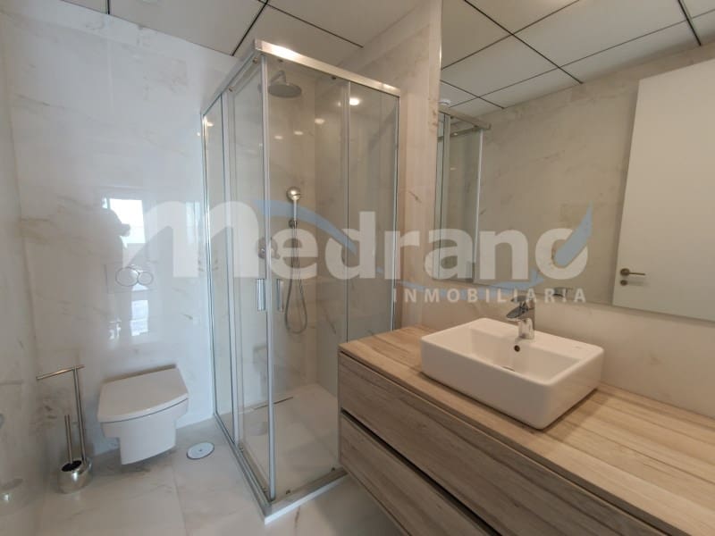 Piso de 2 habitaciones en Benidorm en alquiler con piscina garaje - 2.000 € (Ref: 8017049)
