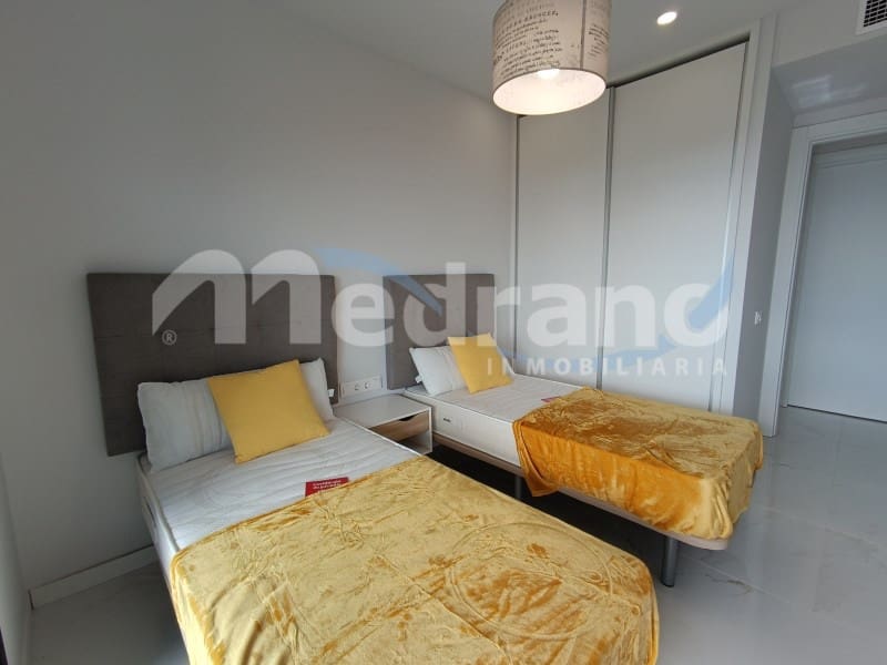 Piso de 2 habitaciones en Benidorm en alquiler con piscina garaje - 2.000 € (Ref: 8017049)