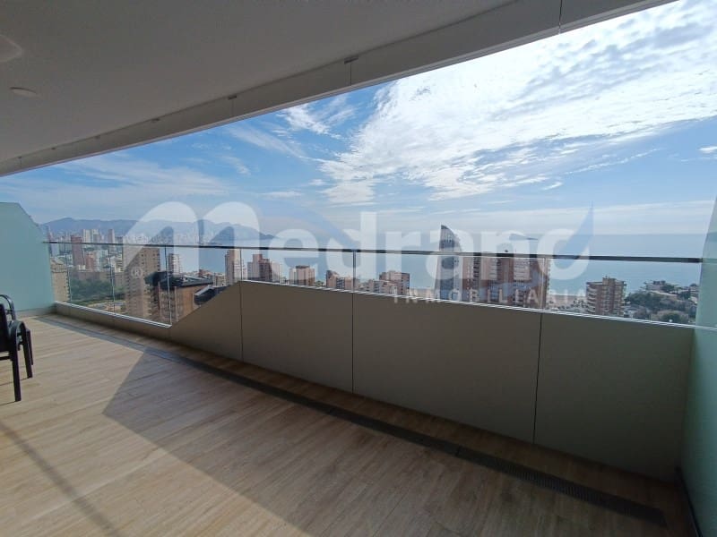 Piso de 2 habitaciones en Benidorm en alquiler con piscina garaje - 2.000 € (Ref: 8017049)