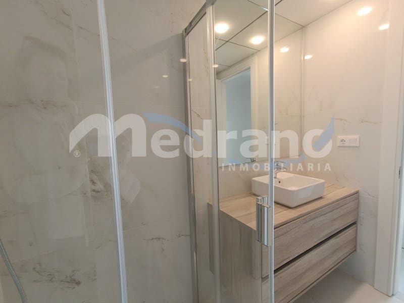 Piso de 2 habitaciones en Benidorm en alquiler con piscina garaje - 2.000 € (Ref: 8017049)