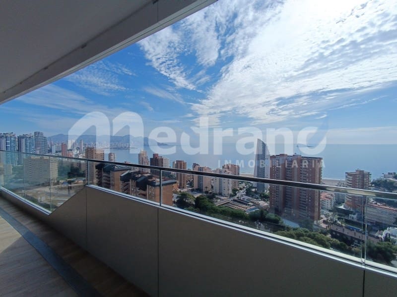 Piso de 2 habitaciones en Benidorm en alquiler con piscina garaje - 2.000 € (Ref: 8017049)