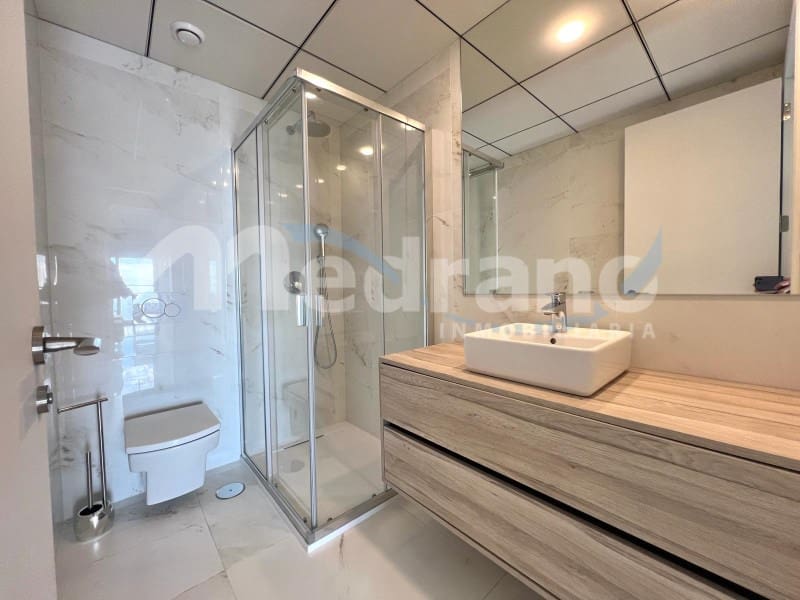 Piso de 2 habitaciones en Benidorm en alquiler con piscina garaje - 2.000 € (Ref: 8017049)