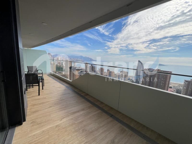 Piso de 2 habitaciones en Benidorm en alquiler con piscina garaje - 2.000 € (Ref: 8017049)