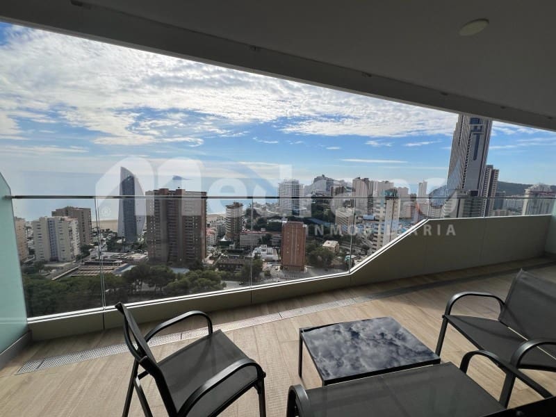 Piso de 2 habitaciones en Benidorm en alquiler con piscina garaje - 2.000 € (Ref: 8017049)