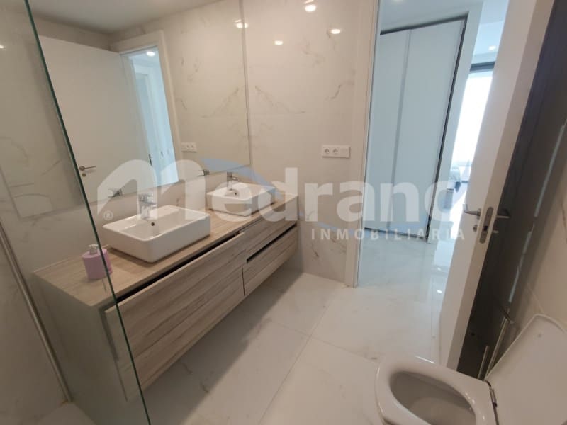 Piso de 2 habitaciones en Benidorm en alquiler con piscina garaje - 2.000 € (Ref: 8017049)