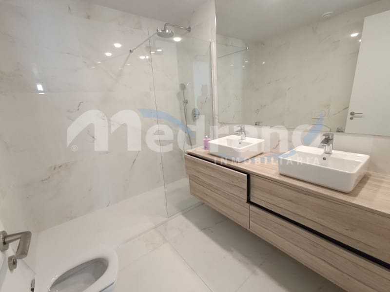 Piso de 2 habitaciones en Benidorm en alquiler con piscina garaje - 2.000 € (Ref: 8017049)