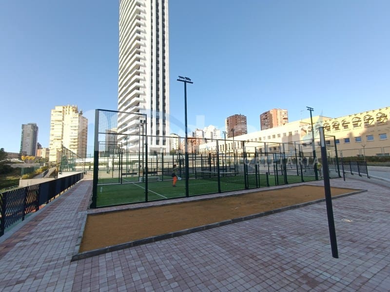Piso de 2 habitaciones en Benidorm en alquiler con piscina garaje - 2.000 € (Ref: 8017049)