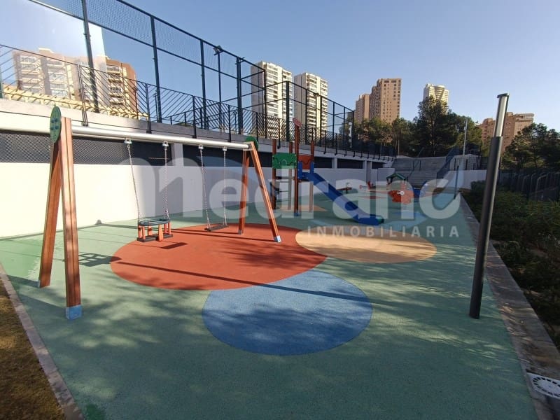 Piso de 2 habitaciones en Benidorm en alquiler con piscina garaje - 2.000 € (Ref: 8017049)