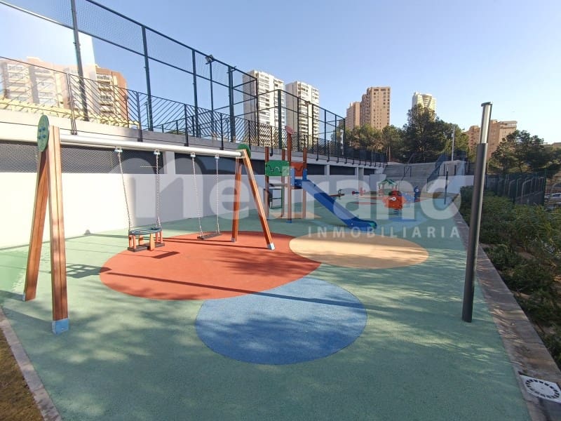 Piso de 2 habitaciones en Benidorm en alquiler con piscina garaje - 2.000 € (Ref: 8017049)
