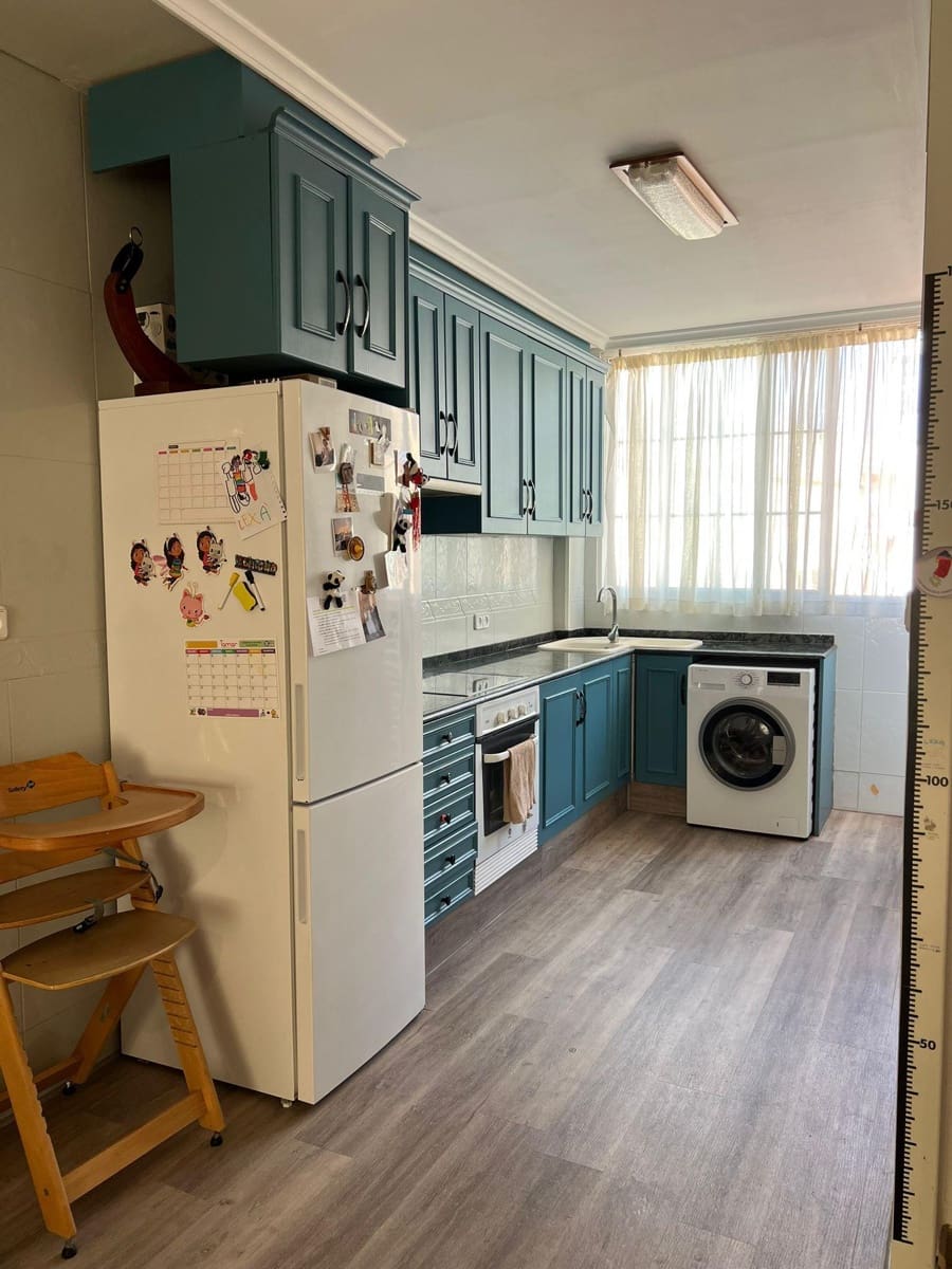 4 bedroom Flat for sale in Cheste - € 120,000 (Ref: 9735891)