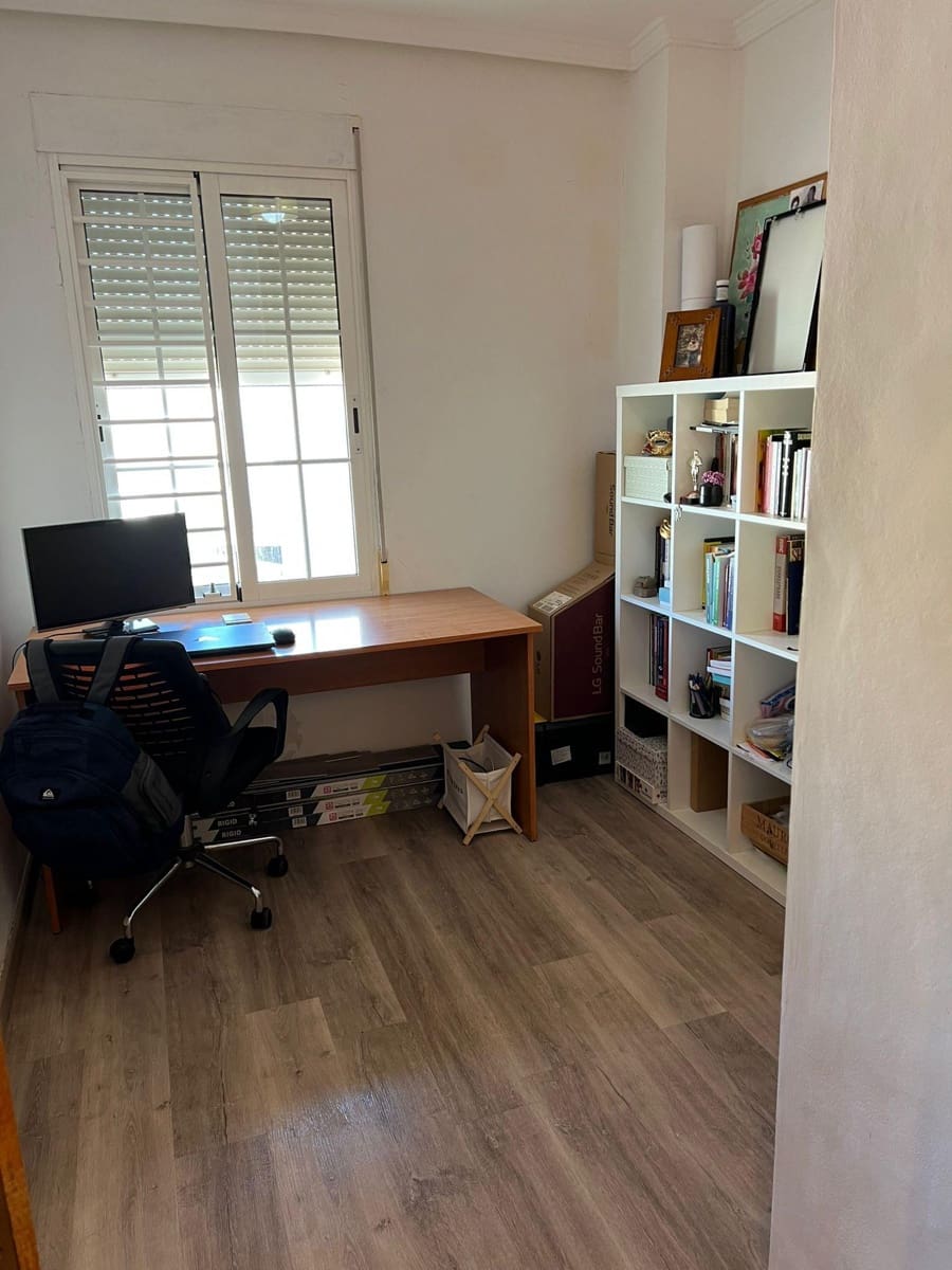 4 bedroom Flat for sale in Cheste - € 120,000 (Ref: 9735891)