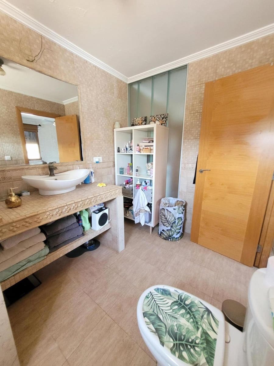 6 bedroom Villa for sale in Godelleta with pool - € 268,000 (Ref: 9735894)