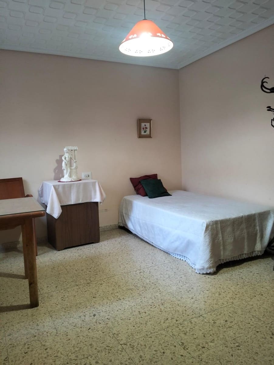 4 bedroom Terraced Villa for sale in Chiva with garage - € 210,000 (Ref: 9735902)