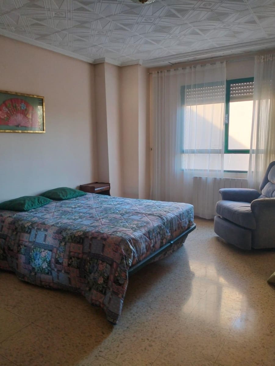 4 bedroom Terraced Villa for sale in Chiva with garage - € 210,000 (Ref: 9735902)