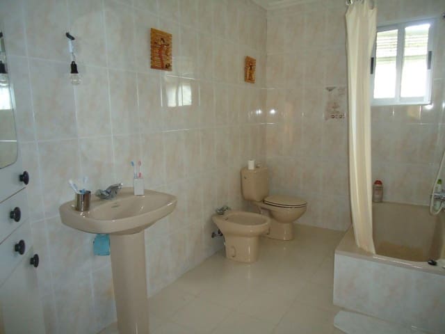 5 bedroom Villa for sale in Vilamarxant / Villamarchante with garage - € 160,000 (Ref: 9735904)