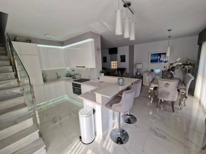 4 slaapkamer Villa te koop in Los Alcazares met zwembad garage - € 468.000 (Ref: 8602459)