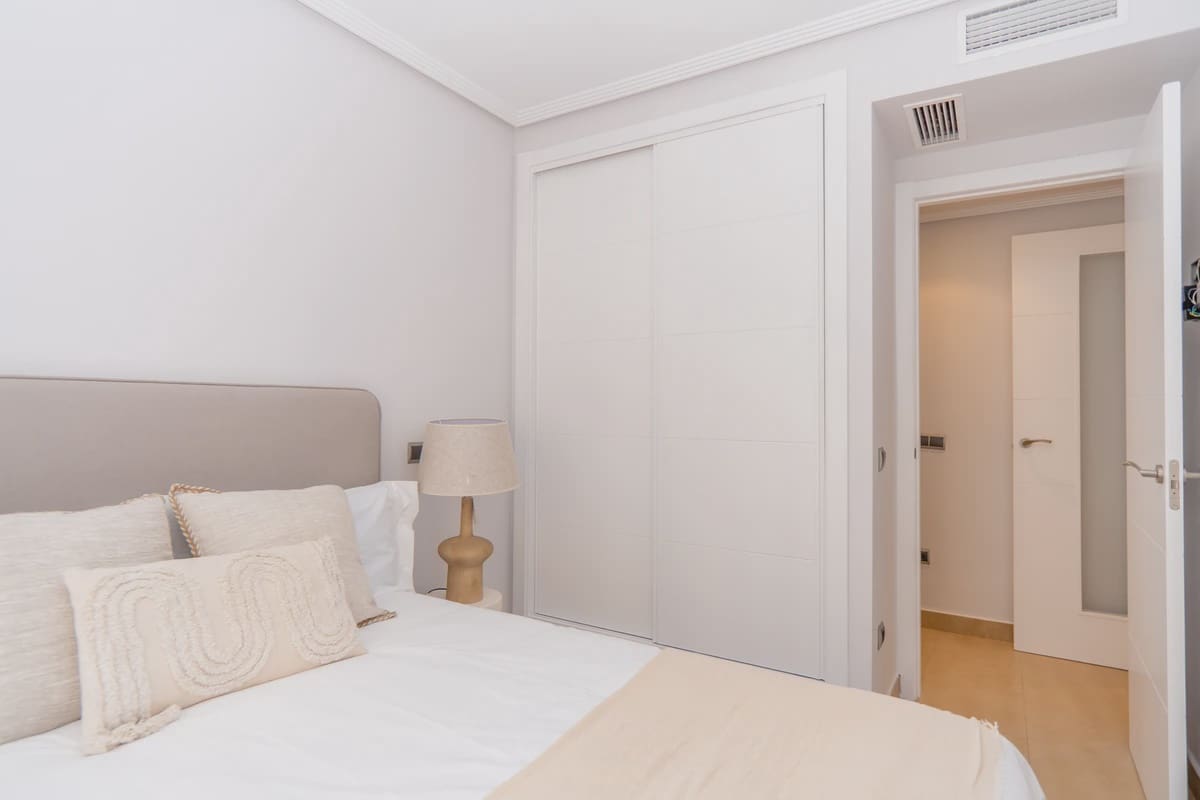 2 bedroom Apartment for sale in Los Alcazares - € 143,000 (Ref: 9872043)