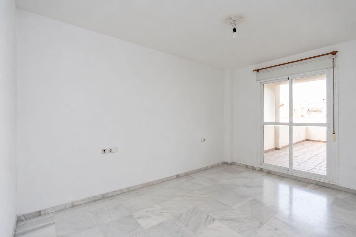 3 slaapkamer Appartement te koop in Nueva Andalucia met zwembad garage - € 495.000 (Ref: 10073135)