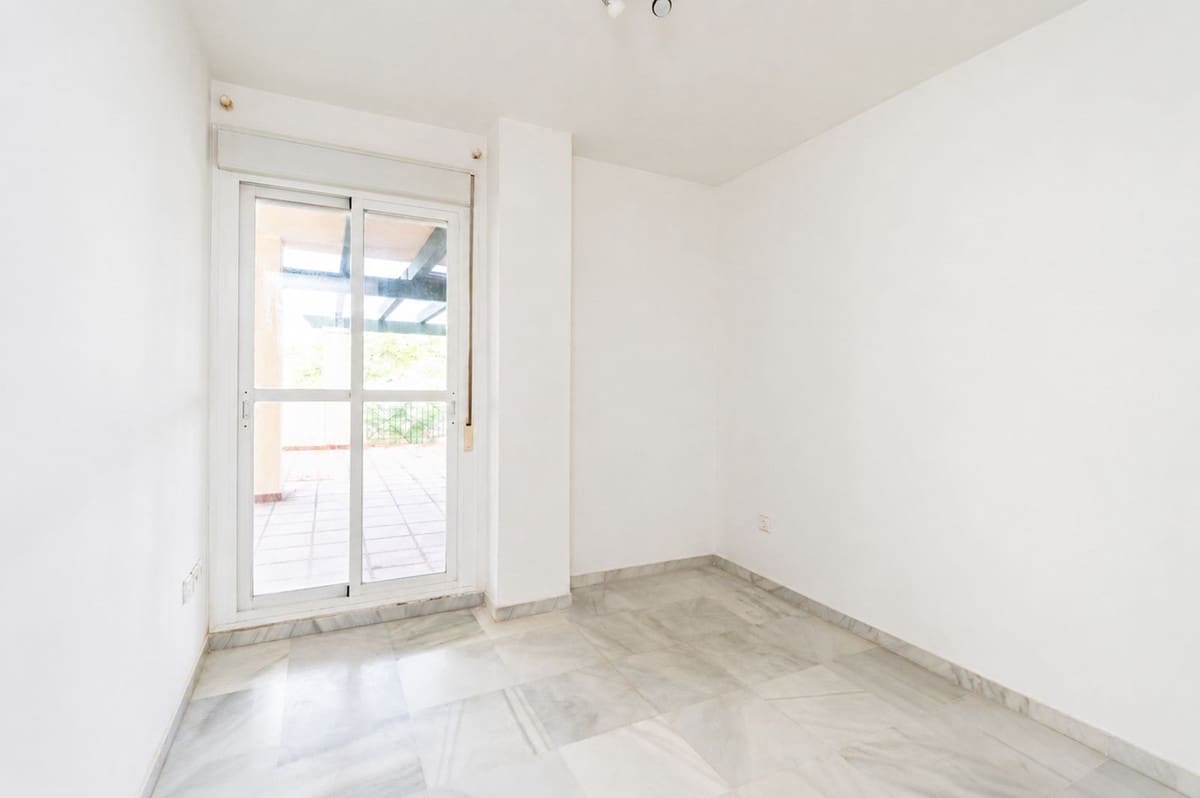 3 slaapkamer Appartement te koop in Nueva Andalucia met zwembad garage - € 495.000 (Ref: 10073135)