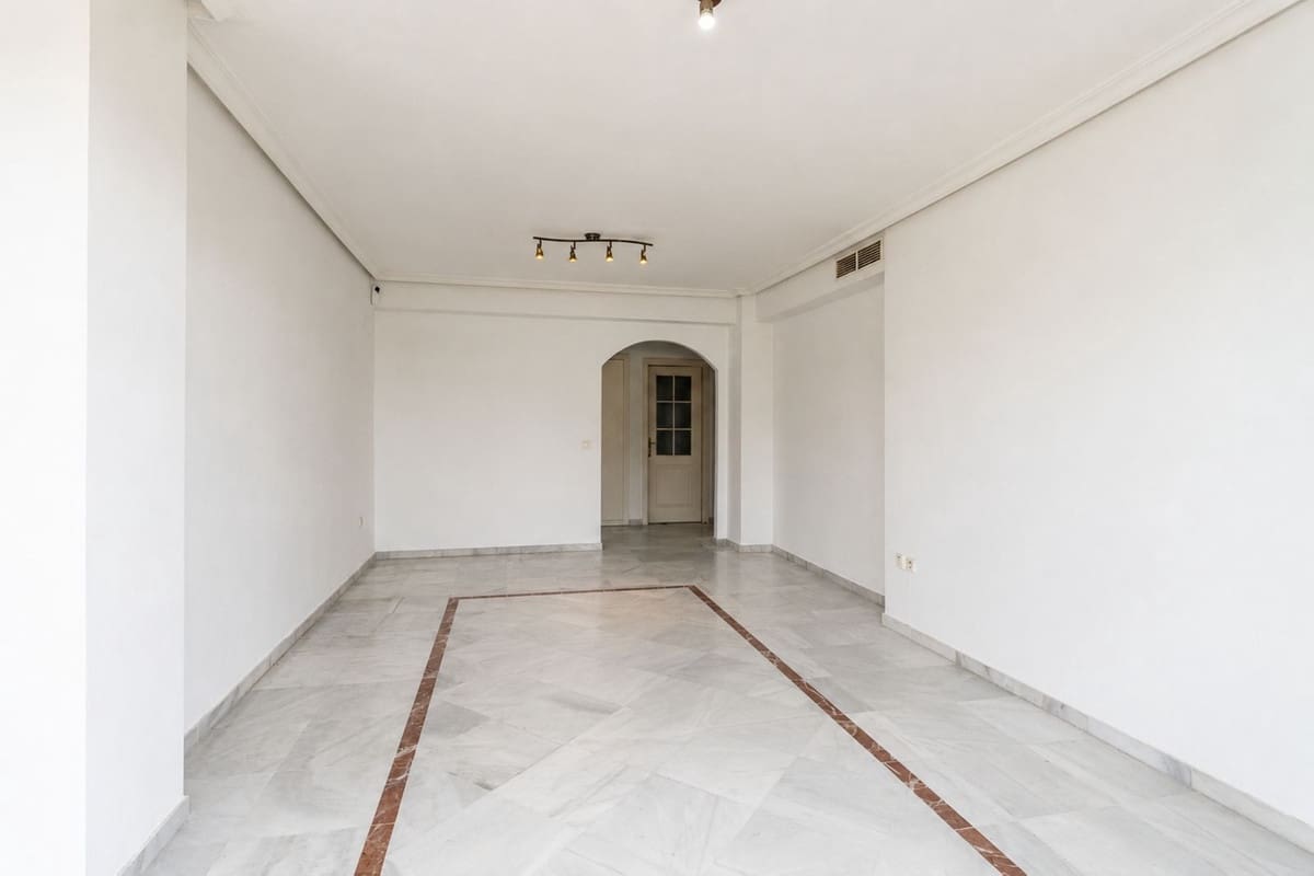 3 slaapkamer Appartement te koop in Nueva Andalucia met zwembad garage - € 495.000 (Ref: 10073135)