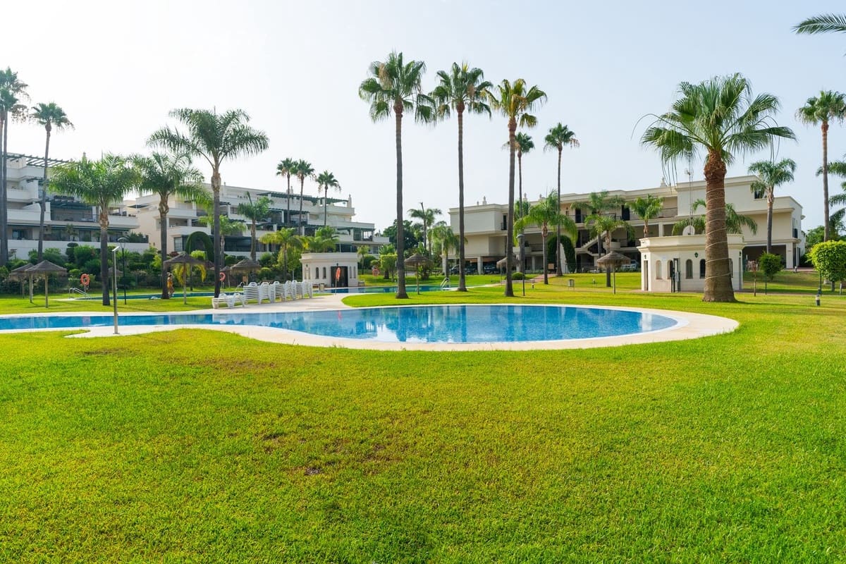 3 slaapkamer Appartement te koop in Nueva Andalucia met zwembad garage - € 495.000 (Ref: 10073135)