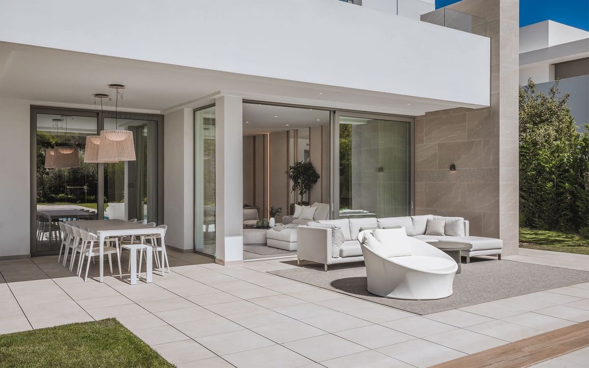 4 sovrum Villa till salu i El Paraiso med pool garage - 2 395 000 € (Ref: 10073149)