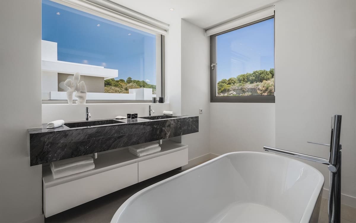 4 sovrum Villa till salu i El Paraiso med pool garage - 2 395 000 € (Ref: 10073149)
