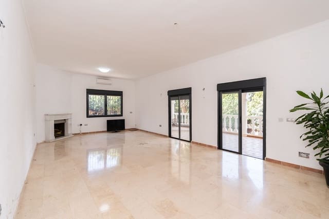 4 sovrum Villa till salu i Río Real, Marbella med garage - 920 000 € (Ref: 10073157)