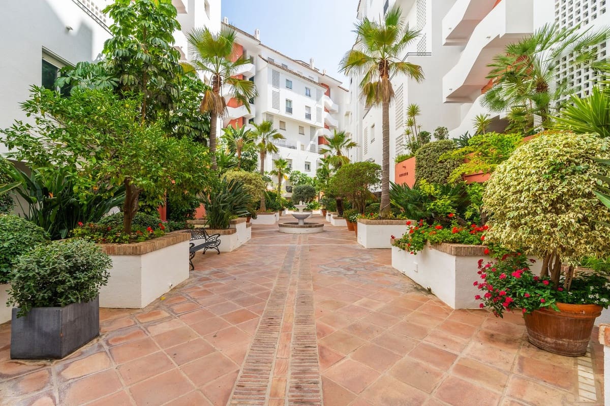 2 sypialnia Apartament do wynajęcia w Puerto Banus z basenem garażem - 2 600 € (Ref: 10074487)