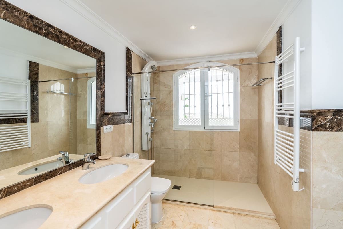 4 camera da letto Villa in vendita in Istan con piscina garage - 2.200.000 € (Rif: 10101327)
