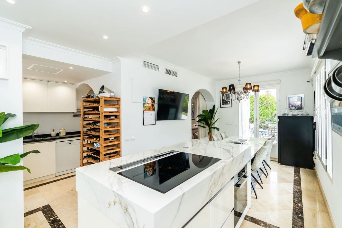4 camera da letto Villa in vendita in Istan con piscina garage - 2.200.000 € (Rif: 10101327)