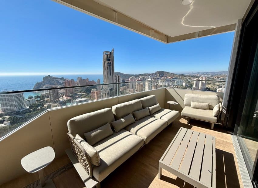 3 bedroom Beach Apartment for sale in Benidorm with pool garage - € 790,000 (Ref: 9669251)
