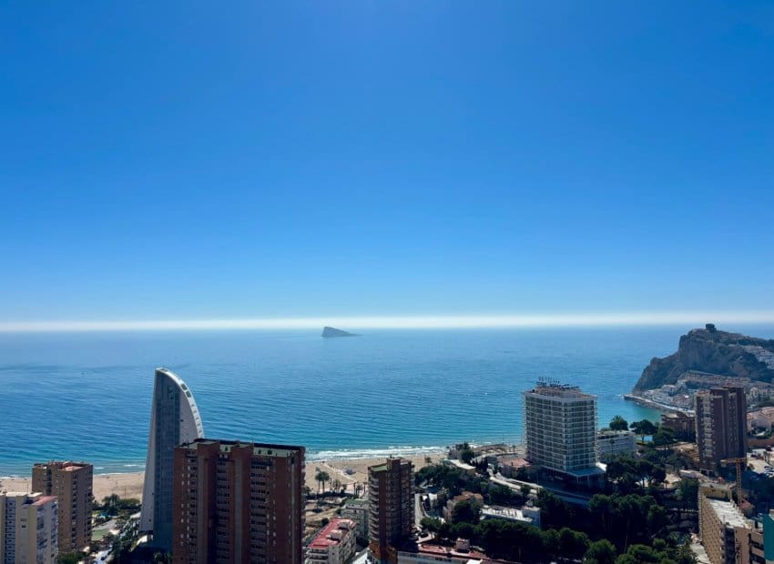 3 bedroom Beach Apartment for sale in Benidorm with pool garage - € 790,000 (Ref: 9669251)