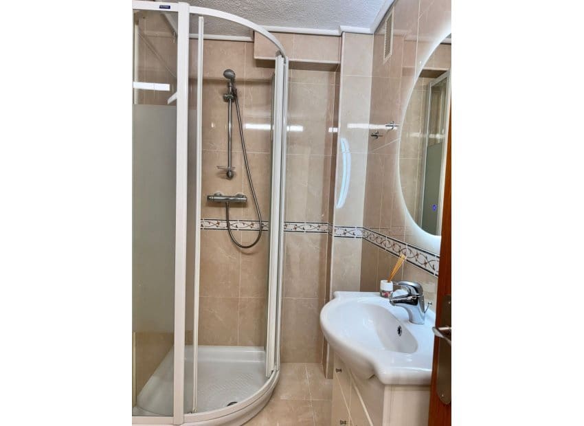 1 bedroom Beach Apartment for sale in Benidorm with pool - € 235,000 (Ref: 9722698)